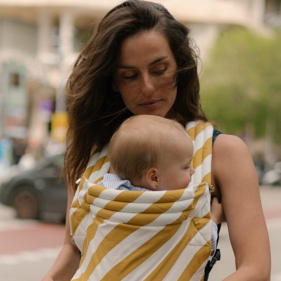 ¿Por qué mi bebé llora en la mochila portabebés? Causas y consejos